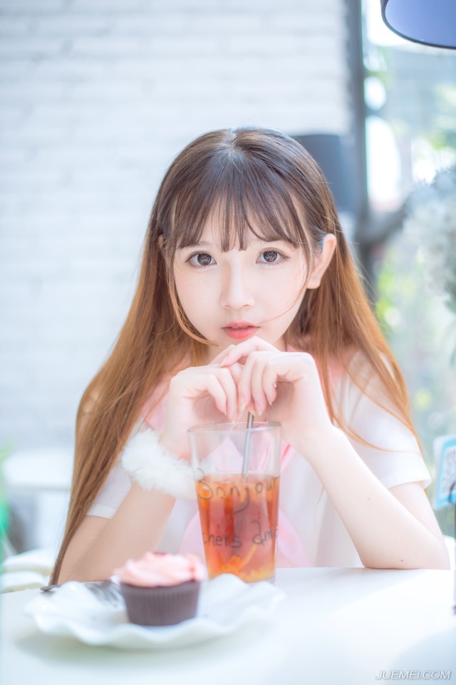 亲爱的，生活它不是深渊，它是你走过的平原和你想登上的高山，它就像我们睡过的每一张床，你从来不会陷下去，也许它不属于我们，但它一定属于你，你觉得它往下，是因为引力，它绝不会把你拖下深渊，它只想让你伏在地上，听听它的声音，当你休息好了，听够了，你随时可以站起来。——韩寒